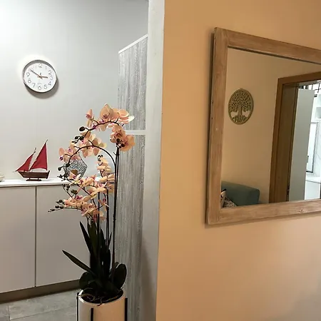 Newly Renovated Studio Apartment With Rooftop Pool, Few Steps To The Beach Flic en Flac Exterior photo