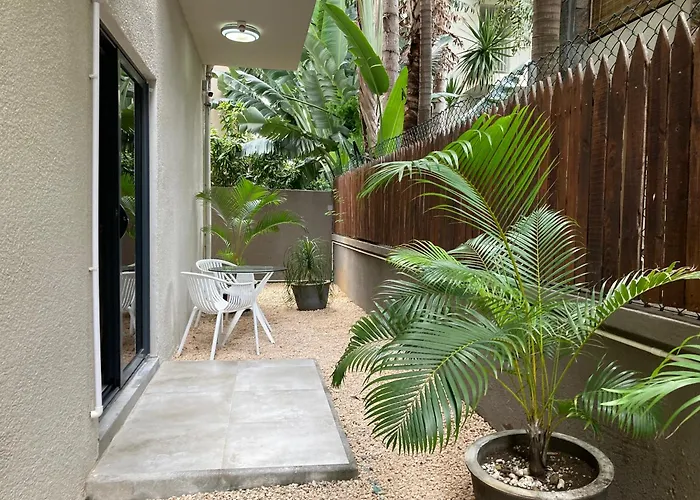 Newly Renovated Studio Apartment With Rooftop Pool, Few Steps To The Beach