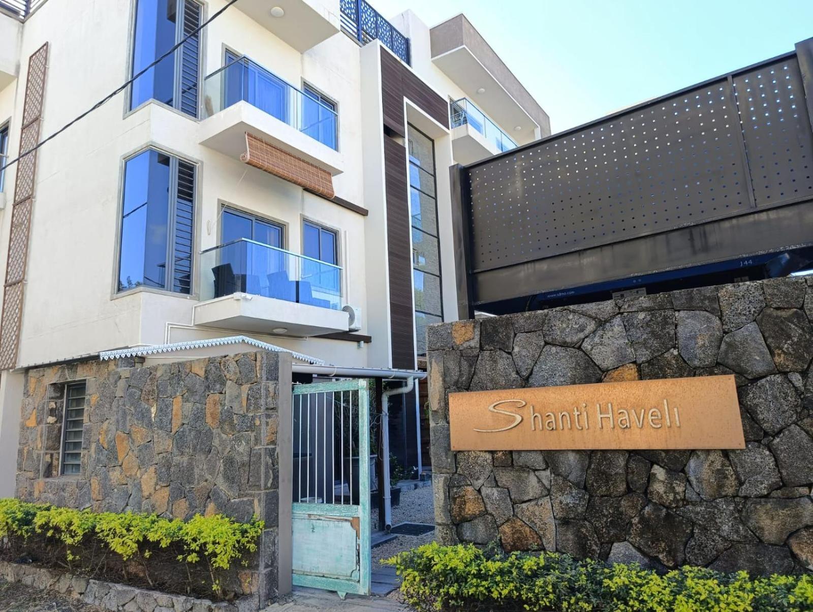 Newly Renovated With Rooftop Pool, Few Steps To The Apartment