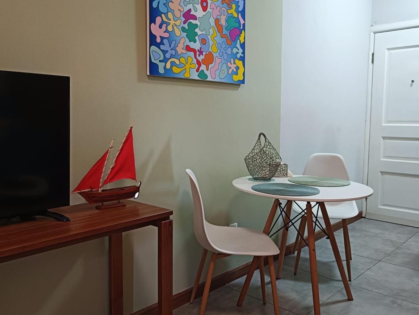 Newly Renovated With Rooftop Pool, Few Steps To The