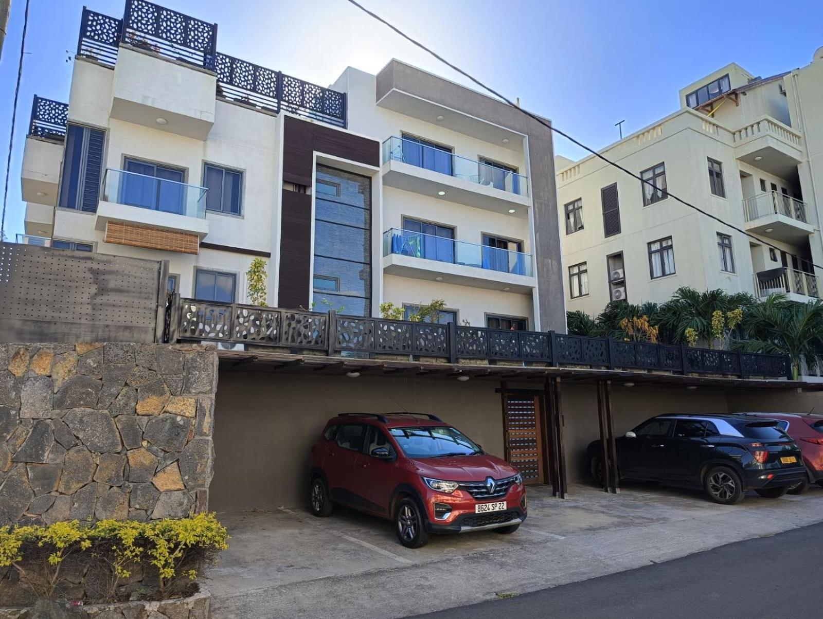 Newly Renovated With Rooftop Pool, Few Steps To The Apartment *