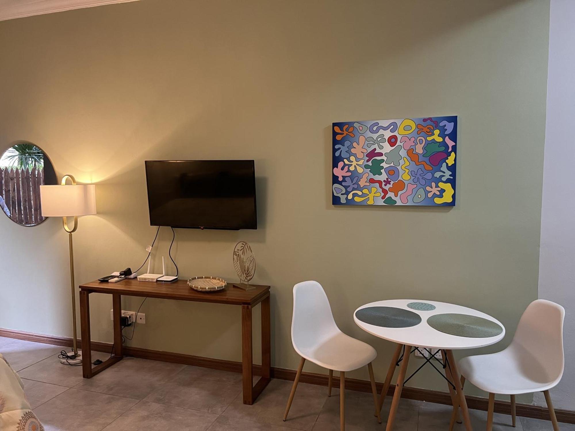 Newly Renovated With Rooftop Pool, Few Steps To The Apartment