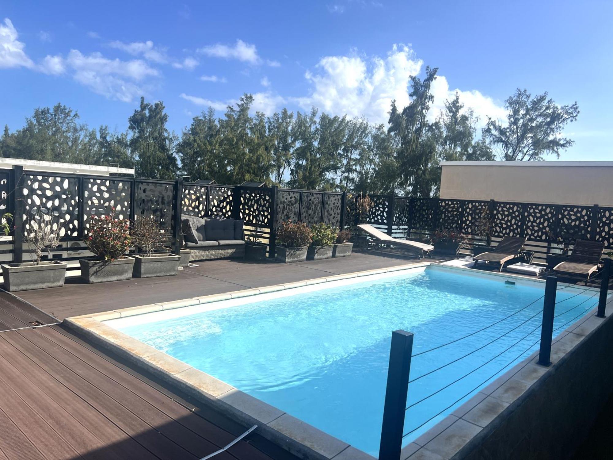 Apartment Newly Renovated With Rooftop Pool, Few Steps To The