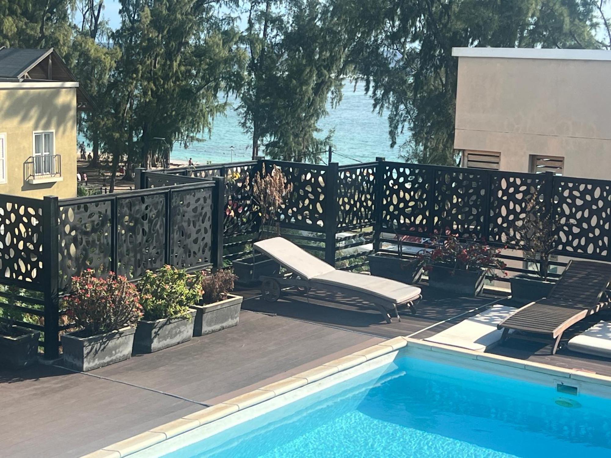 Newly Renovated With Rooftop Pool, Few Steps To The Apartment